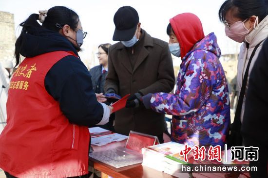 图为工作人员为群众提供法律咨询。鼓楼区委宣传部供图